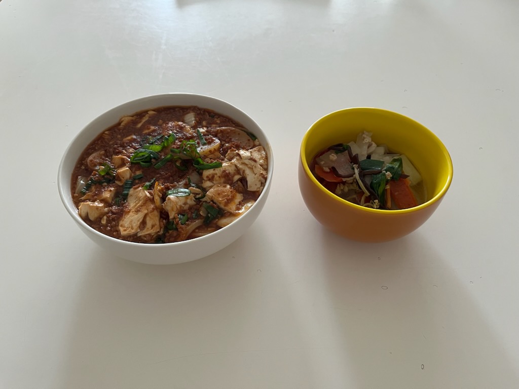 麻婆豆腐トック入り、鶏がらスープ鍋