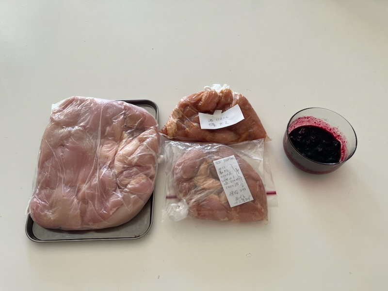 鶏むね肉を小分けしたもの、チーズケーキ用ブルーベリーソース
