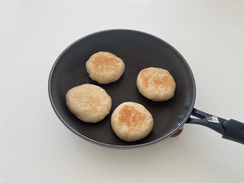 フライパンで焼いたナン