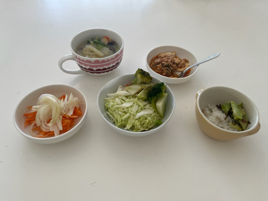 小皿に盛った料理