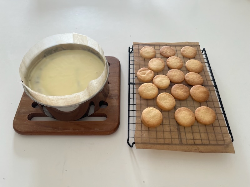 ２層のベイクドチーズケーキと、型抜きクッキー