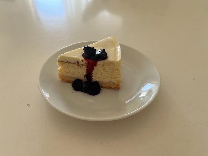 ２層のベイクドチーズケーキ　ブルーベリーソース