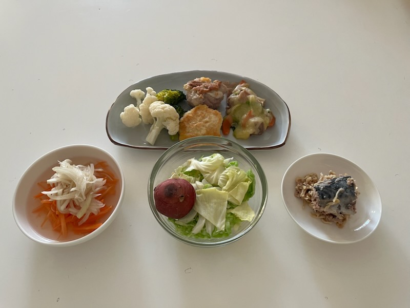 小皿に盛った料理