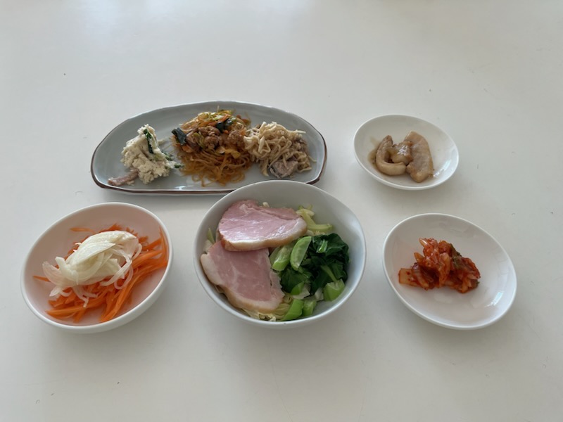 小皿に盛った料理