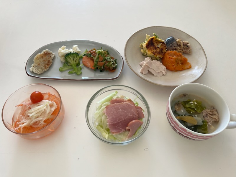 小皿に盛った料理