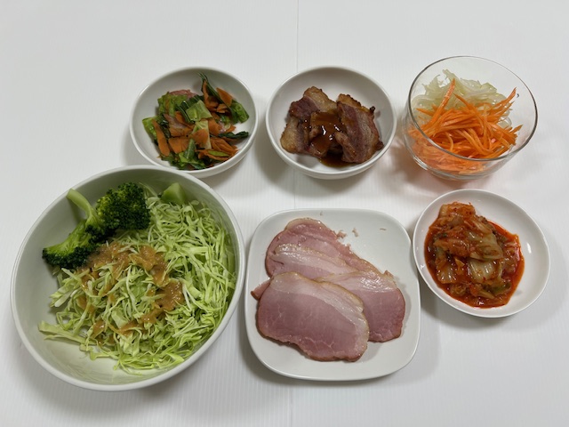 小皿に盛った料理