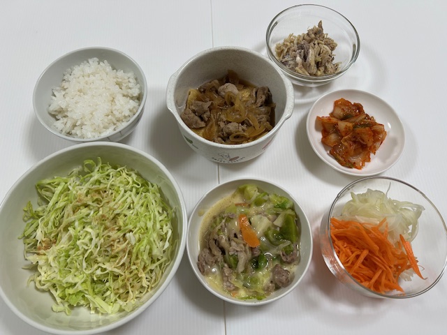 小皿に盛った料理