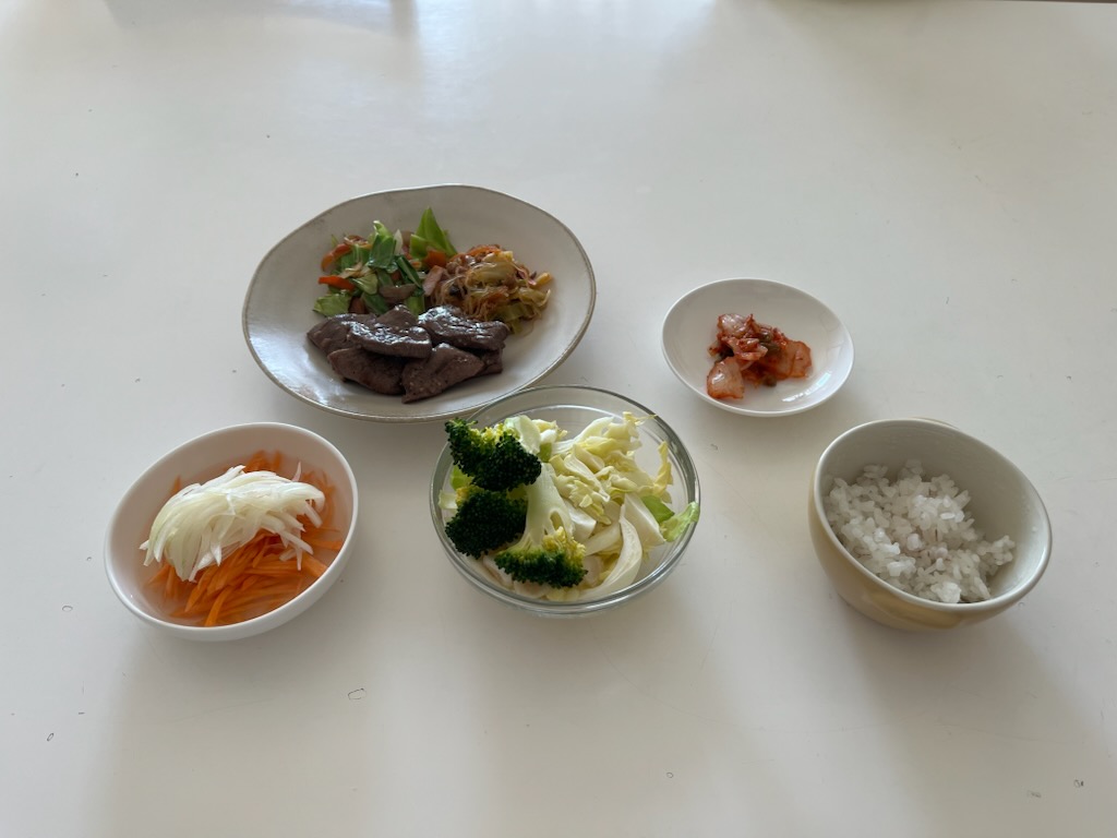 小皿に盛った料理