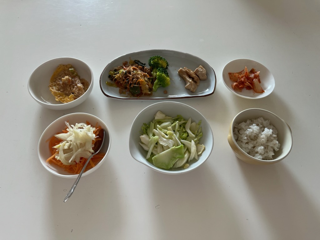 小皿に盛った料理