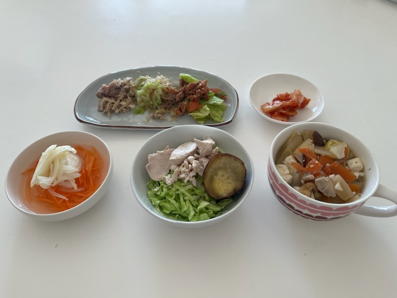 小皿に盛った料理