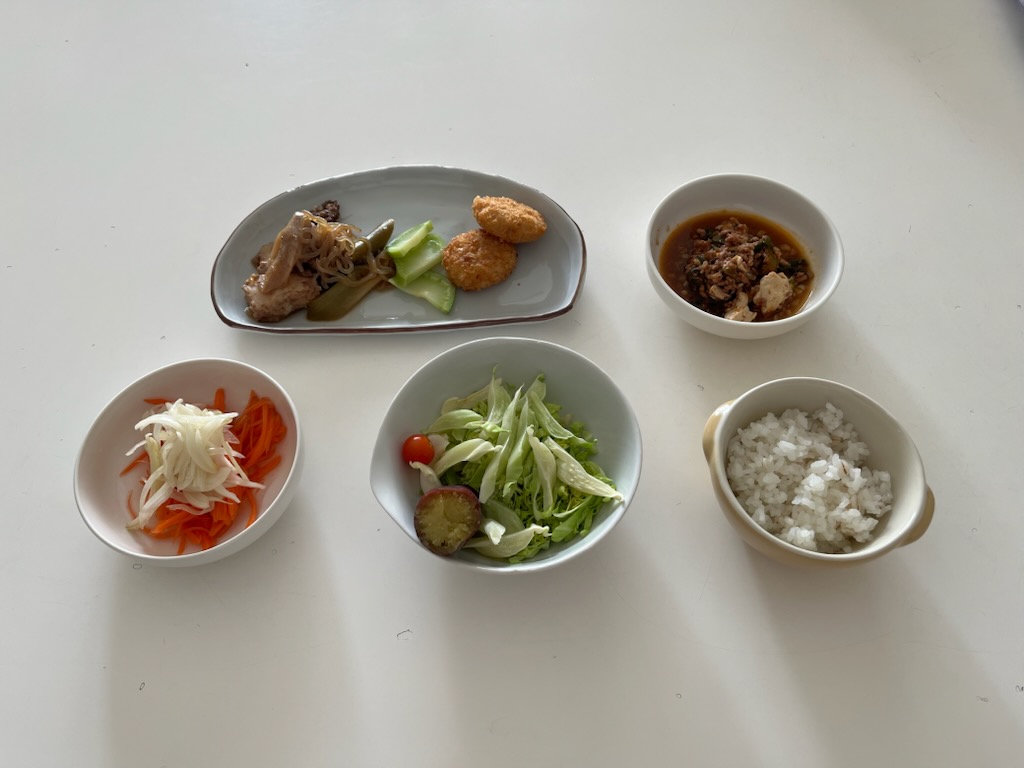 小皿に盛った料理