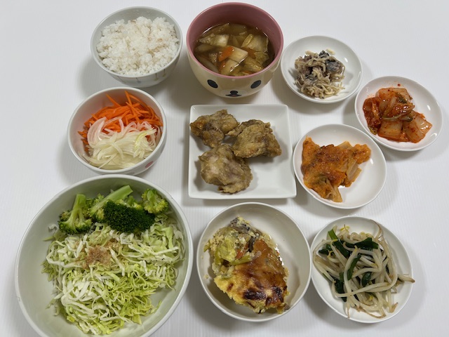 小皿に盛った料理