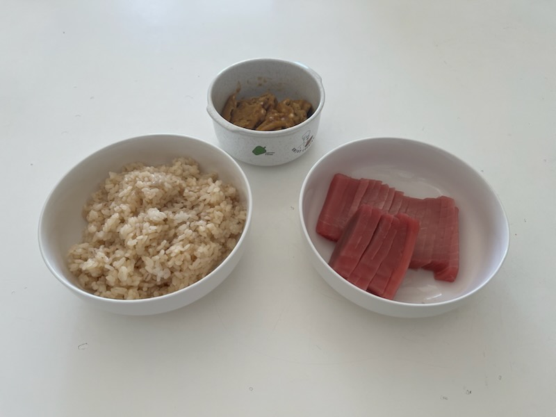 酢飯、炒り卵、マグロ