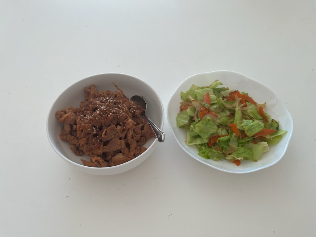 豚小間肉の焼き肉のたれ味、野菜炒め