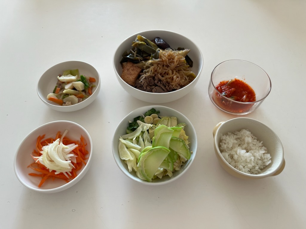 小皿に盛った料理