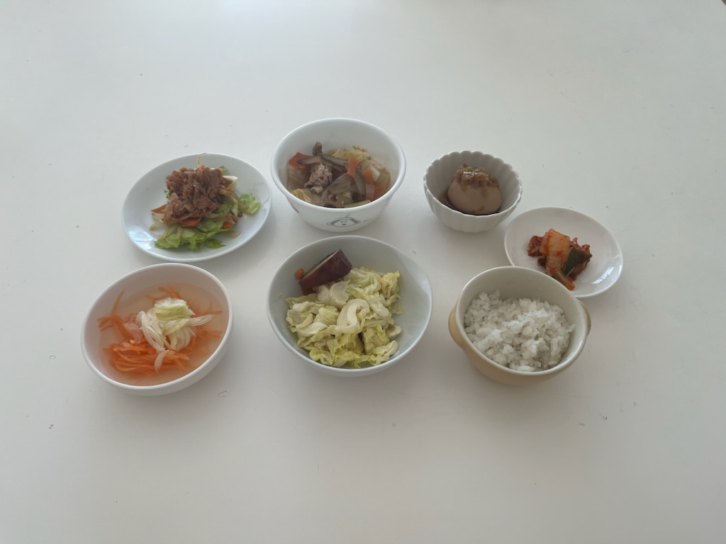 小皿に盛った料理