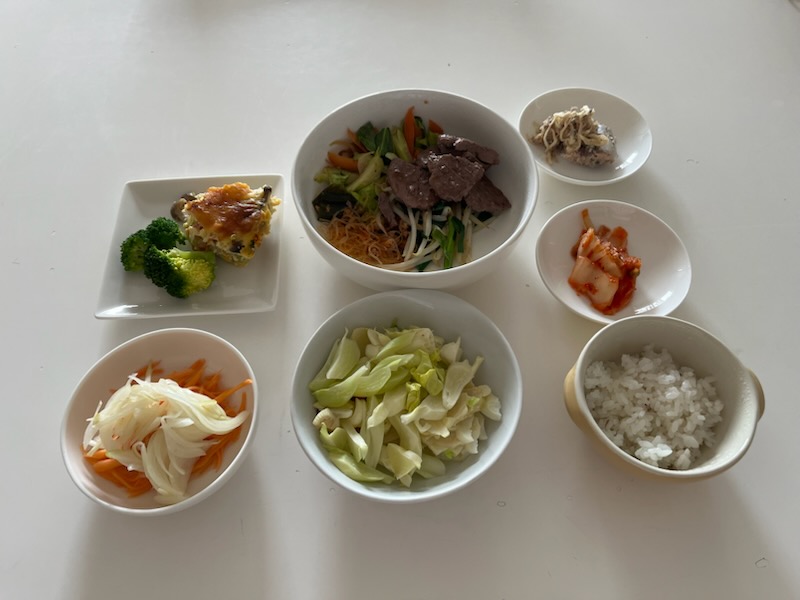 小皿に盛った料理