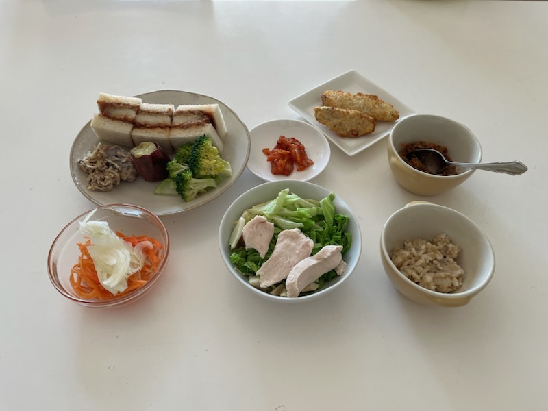 小皿に盛った料理