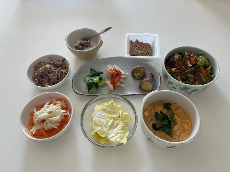 小皿に盛った料理