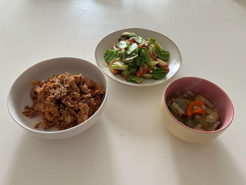 豚小間肉焼き肉のたれ味、野菜炒め、豚汁