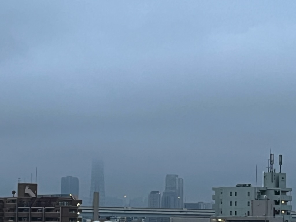 雲に隠れたスカイツリー