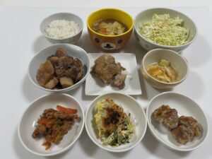 小皿に盛った料理