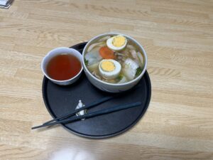 丼に入った野菜たっぷり雑炊