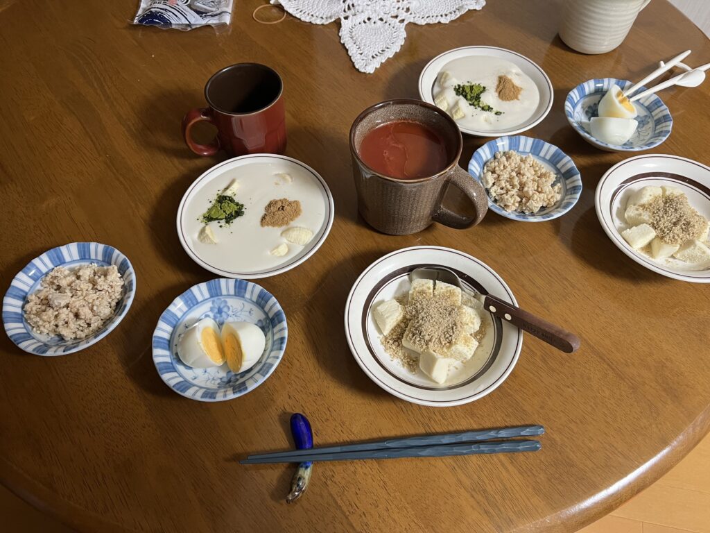 小皿に盛った料理 