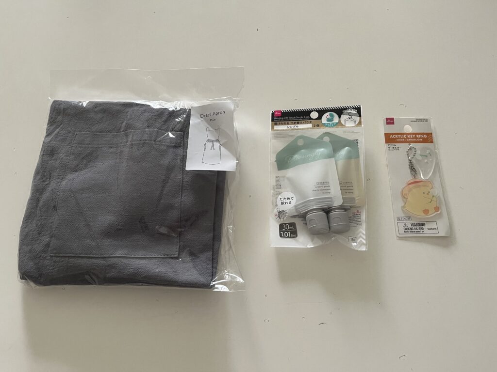 スタンダードプロダクツの購入ひん。エプロン、旅行用詰替容器、プラ板キーチェーン
