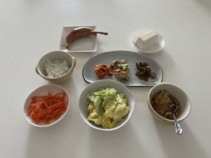 小皿に盛った料理