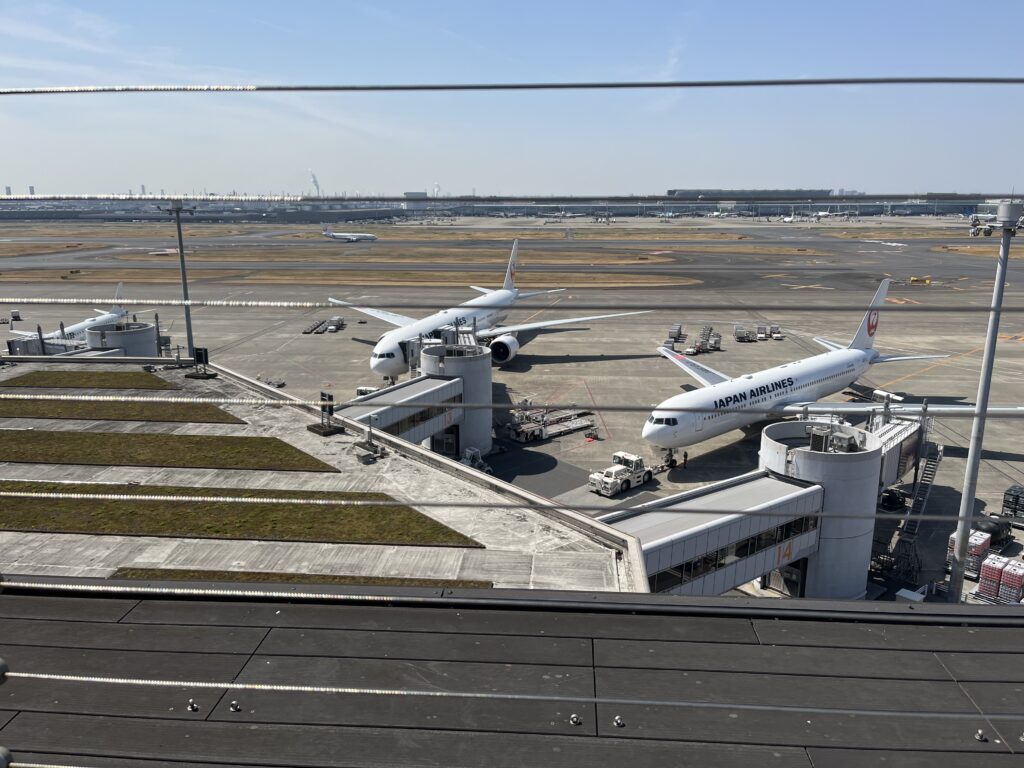 羽田空港の展望デッキから見える飛行機