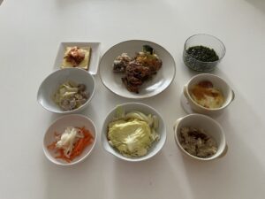 小皿に盛った料理