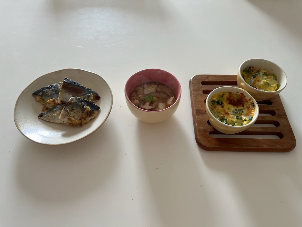 塩さばのムニエル、根菜味噌汁、小分け皮なしキッシュ