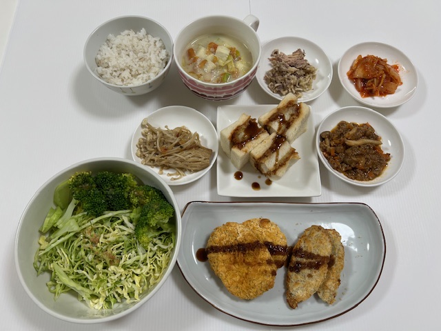 小皿に盛った料理