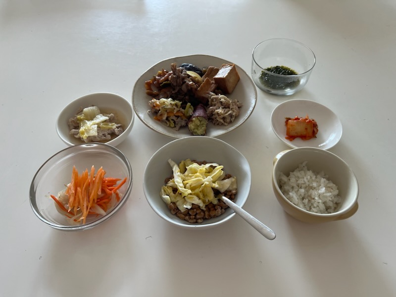 小皿に盛った料理