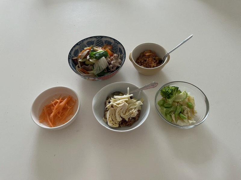 小皿に盛った料理