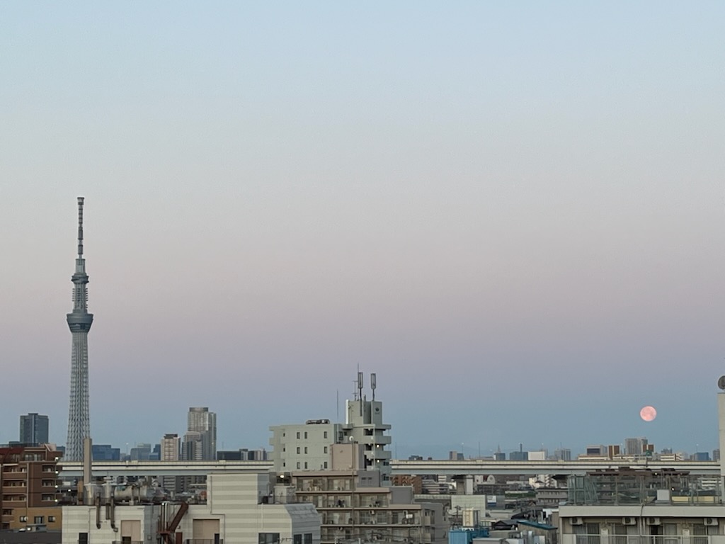 ５時２０分のスカイツリーと満月