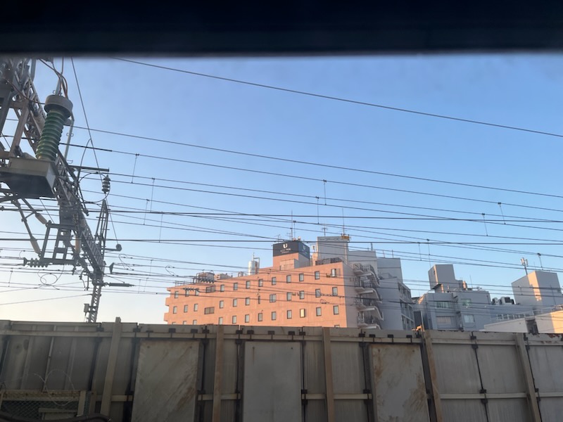 ホテルの部屋から見た朝の空