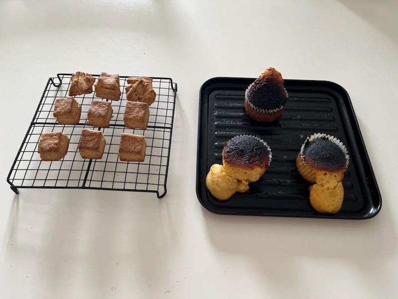 スコーンと焦げたマフィン