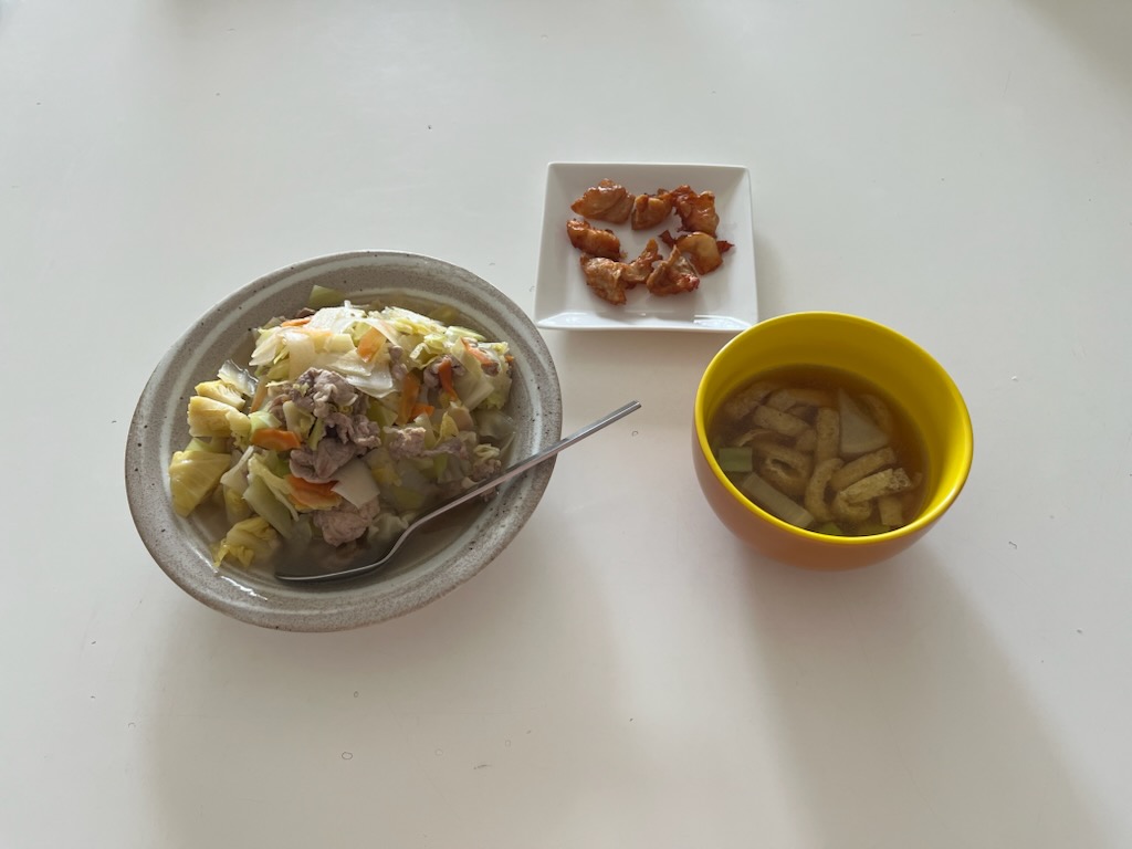 豚小間肉と野菜の柚子胡椒煮、鶏皮焼き、鶏ゆで汁で味噌汁