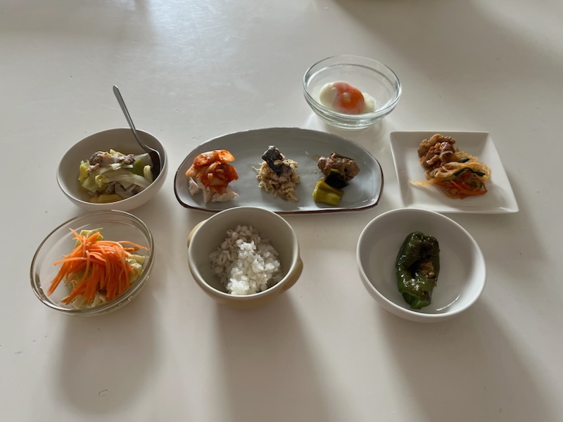 小皿に盛った料理