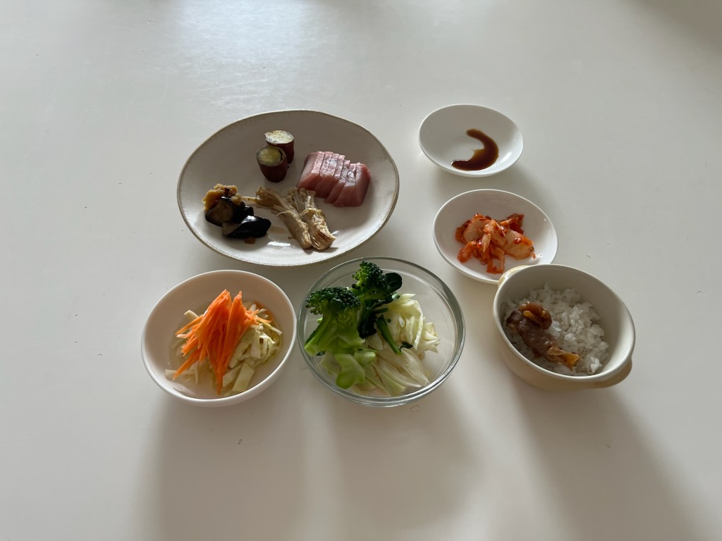 小皿に盛った料理