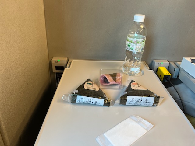新幹線でお昼ご飯　玄米おにぎり２個と桜餅