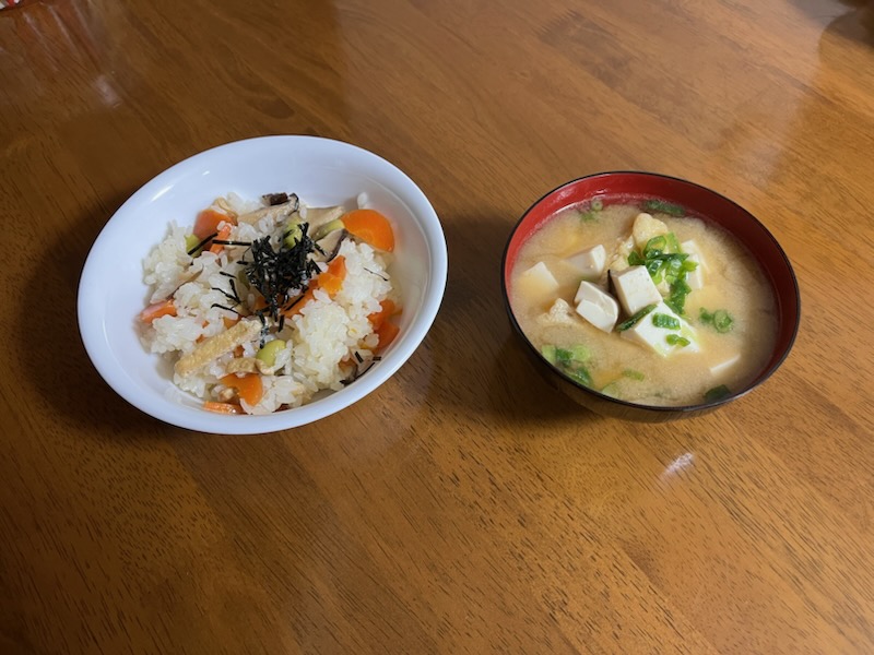 すし飯の混ぜご飯、豆腐と油揚げの味噌汁