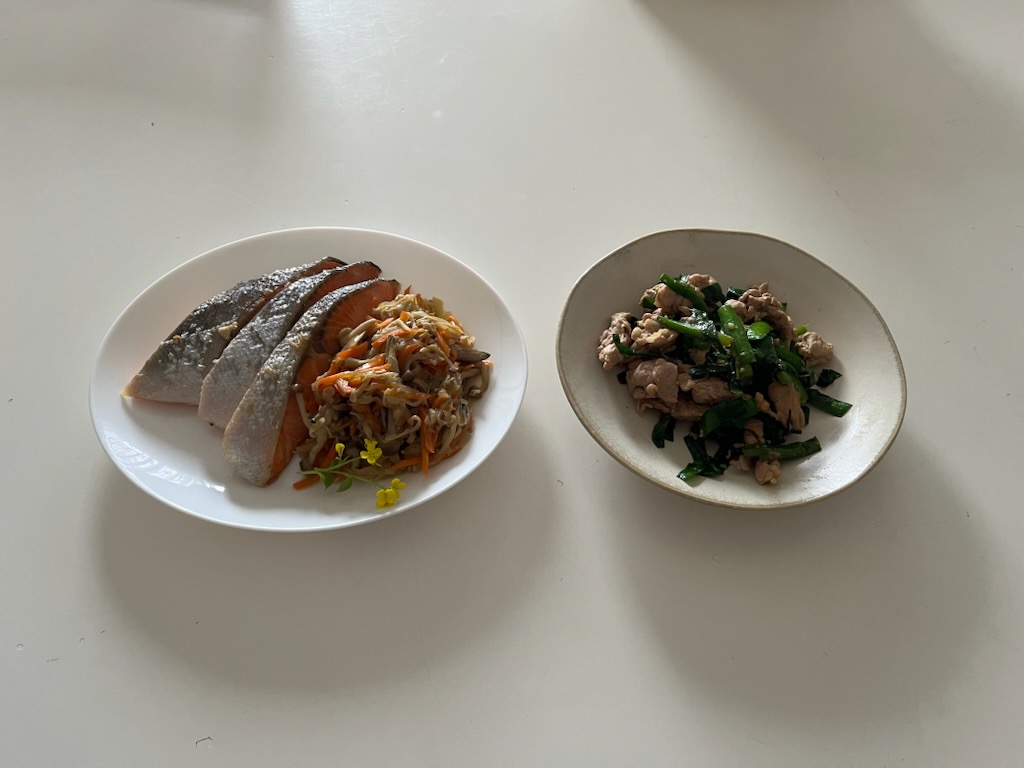 鮭と野菜のソテー、豚肉とにらの炒め物