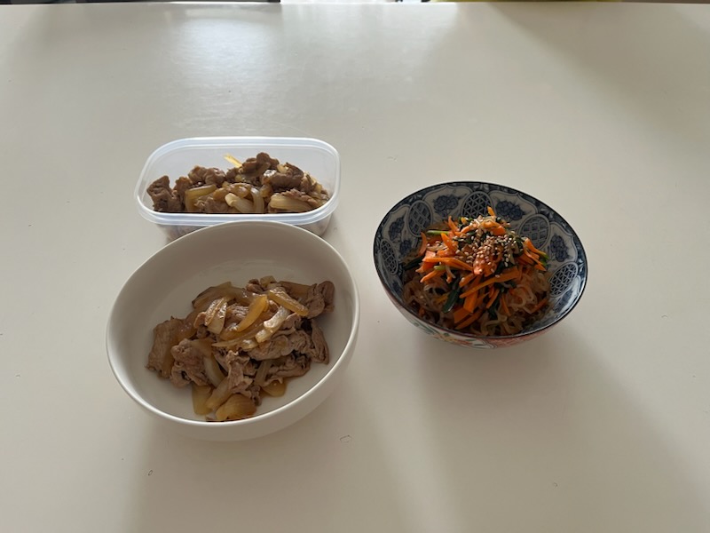 豚肉と新玉ねぎの甘辛炒め、白滝チャプチェ