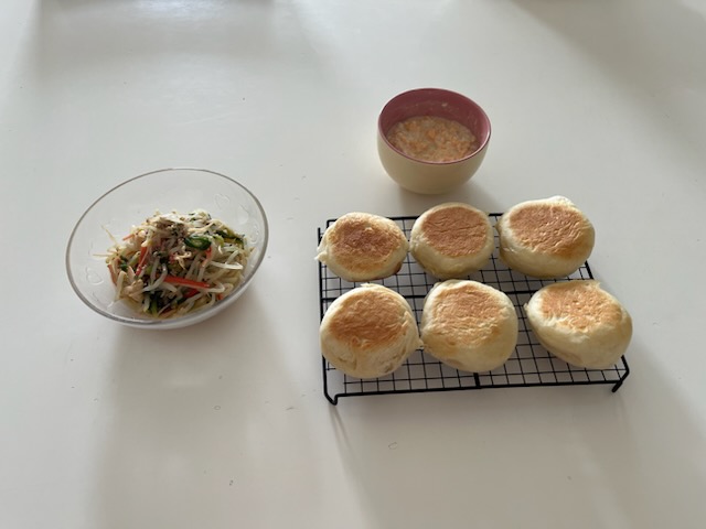 もやしの中華サラダ、フライパンでパン、卵サンドの具