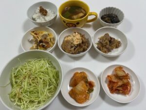 小皿に盛った料理