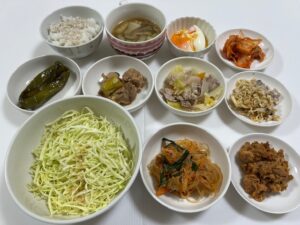 小皿に盛った料理