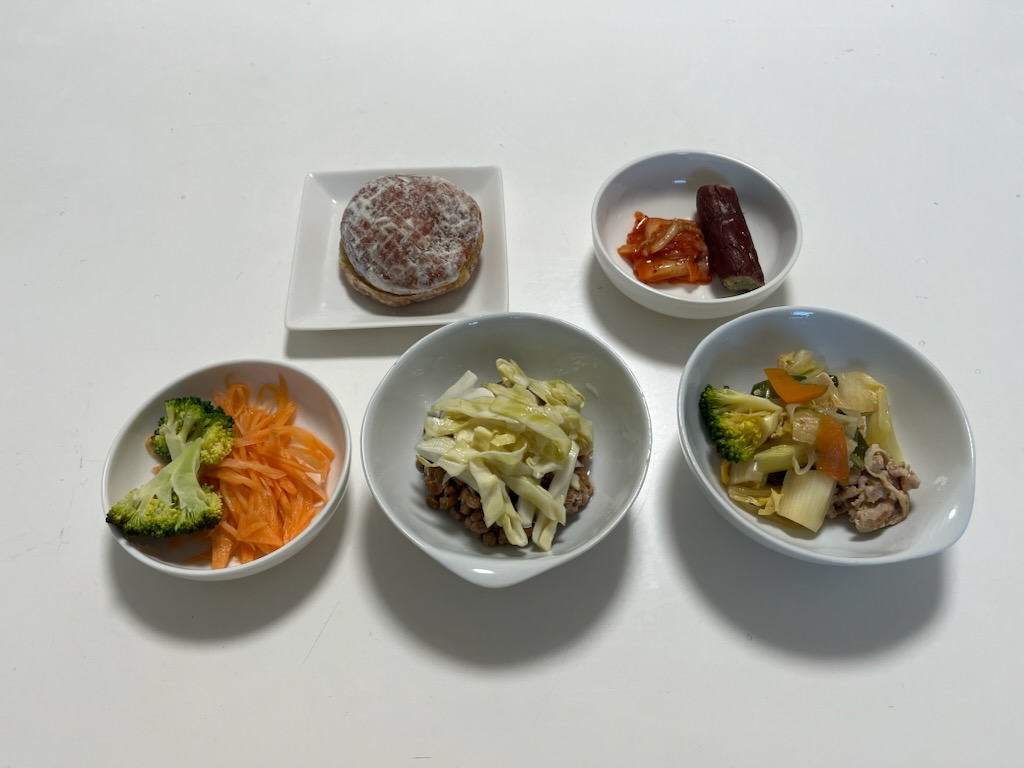 小皿に盛った料理